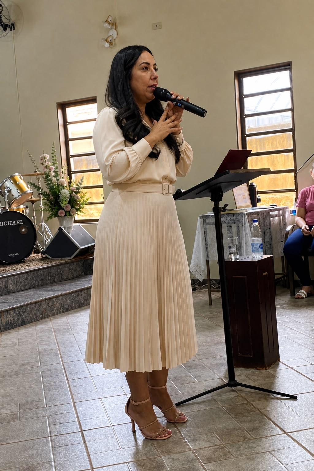 Danielle Saquetto Baruffi ministrando palestra em auditório